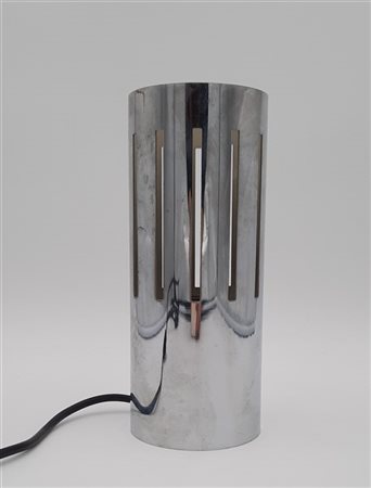 Lampada da tavolo cilindrica a una luce in acciaio. Italia, anni '70. (h cm 22;