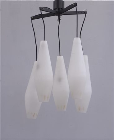 Lampada a sospensione a cinque luci con struttura in metallo verniciato nero, p