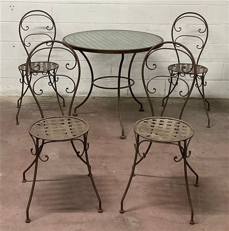 Fornitura da giardino in ferro battuto composta da un tavolo e quattro sedie co