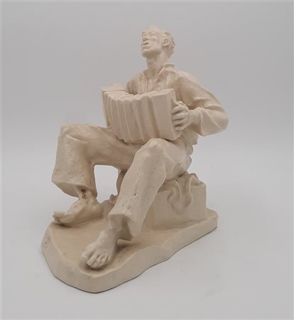 Elisabeth Hofer Kelling "Suonatore di fisarmonica"
Scultura in porcellana. Manif