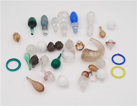 Manifattura di Murano
Lotto composto da sei tappi e ventisette oggetti in vetro