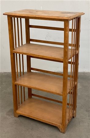 Libreria in legno a tre ripiani. Italia, seconda metà secolo XX. (cm 66x114x33)