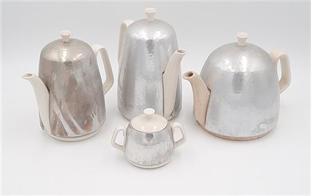 Lotto composto da tre teiere e una zuccheriera in ceramica smaltata bianca con