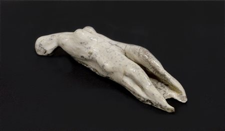 Scultura in ceramica smaltata in bianco raffigurante un nudo di donna disteso.