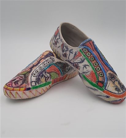 Nando Snozzi Sculture in ceramica smaltata in policromia raffiguranti due scarpe