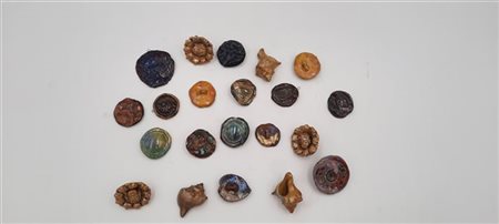 Lotto di ventuno spille, pendagli, bottoni e piccoli oggetti decorativi in cera