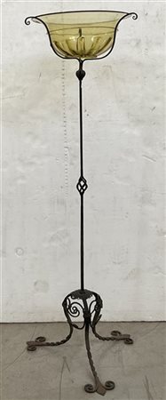 Treppiede in ferro battuto a volute e torciglioni reggente una coppa in vetro s