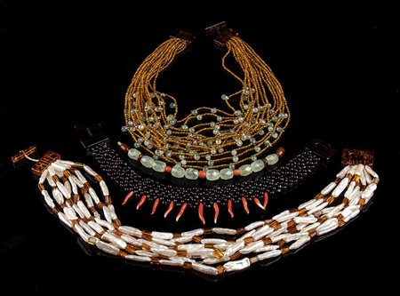 1 girocollo con perle Keshi ed ambra chiarificata; 16 fili di prenite rutilata;  1 bracciale in prenite rutilata, corallo ed ambra chiarificata; 1 bracciale a maglia tessita in corallo Mediterraneo ed ambra   
