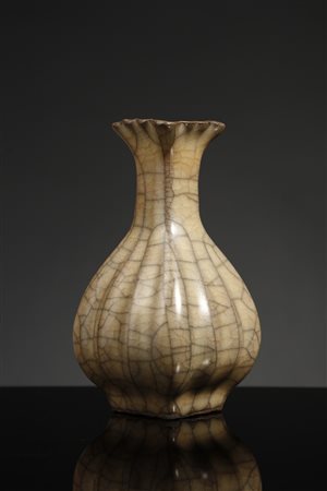  Arte Cinese - Vaso polilobato craquelê
Cina, secolo XX.