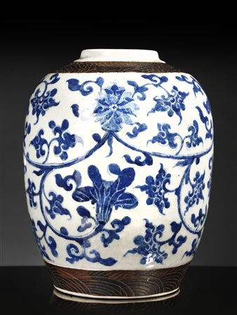  Arte Cinese - Vaso bianco e blu decorato con tralci floreali 
Cina, dinastia Qing, fine XVIII secolo.