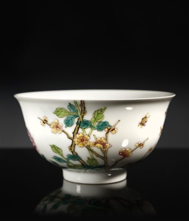  Arte Cinese - Tazza in porcellana Yangcai 
Cina, dinastia Qing (1644-1912), XIX secolo.