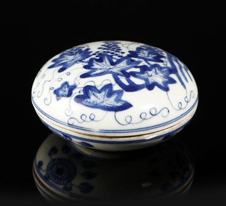  Arte Cinese - Scatola in porcellana 
Cina, dinastia Qing, periodo Kangxi (1661-1722) .