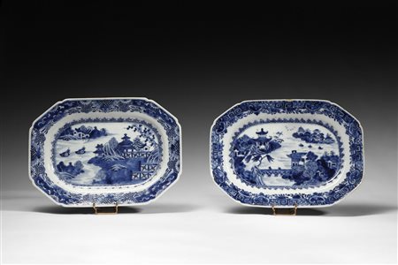  Arte Cinese - Coppia di vassoi in porcellana bianco e blu 
Cina, dinastia Qing, secolo XVIII  .
