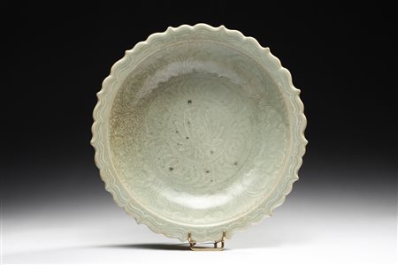  Arte Cinese - Piatto celadon a bordo spinato 
Cina, dinastia Yuan (1279-1378).