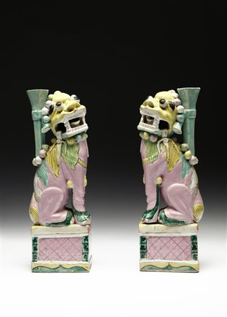  Arte Cinese - Coppia di leoni porta-incenso in porcellana policroma
Cina, dinastia Qing, XVIII secolo.