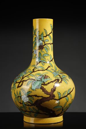  Arte Cinese - Vaso a fondo giallo 
Cina, XX secolo.