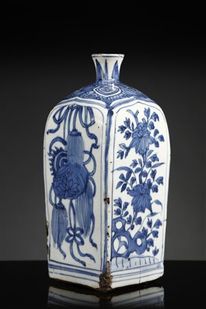 Arte Cinese - Bottiglia squadrata in porcellana bianca e blu 
Cina, tarda dinastia Ming. fine XVI secolo .