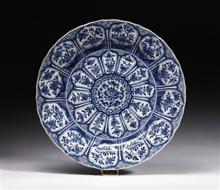  Arte Cinese - Grande piatto bianco e blu 
Cina, dinastia Qing, periodo Kangxi (1661-1722).