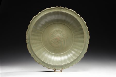  Arte Cinese - Vassoio celadon a bordo spinato 
Cina, dinastia Yuan (1279-1378).