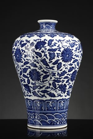  Arte Cinese - Vaso meiping bianco e blu
Cina, dinastia Qing (1644-1912), XIX secolo .