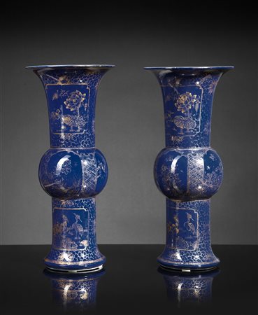  Arte Cinese - Coppia di vasi a tromba (Yenyen) su sfondo blu 
Cina, dinastia Qing, periodo Kangxi (1661-1722).