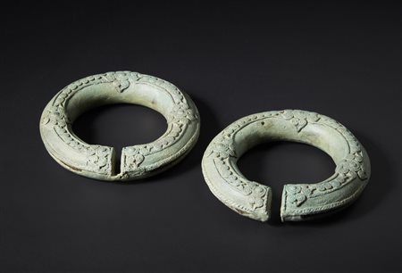  Arte Sud-Est Asiatico - Coppia di bracciali in bronzo con sonagli
Cambogia, Periodo Khmer, (IX -XV secolo).