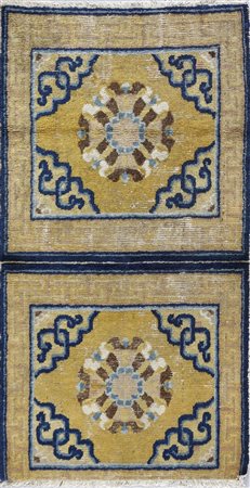  . - Tappeto Ningxia a doppia seduta
Cina, XVIII-XIX secolo.