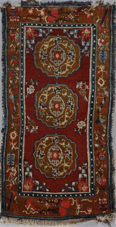  . - Tappeto a motivi floreali
Tibet, XIX secolo.