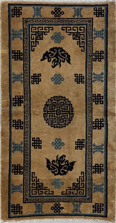  . - Tappeto Pechino 
Cina, tardo XIX secolo.