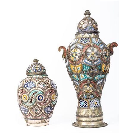 DUE POTICHE in ceramica dipinta e decorata