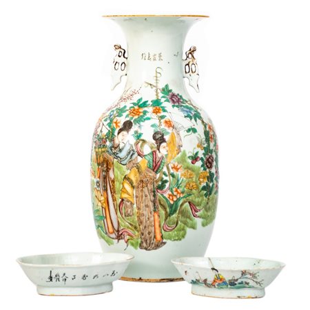 VASO E DUE CIOTOLE 
in porcellana decorata e dipinta.