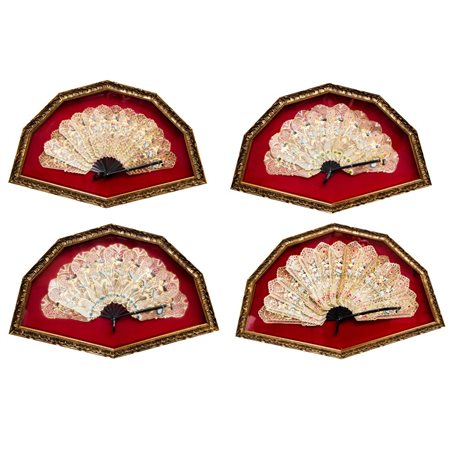 QUATTRO VENTAGLI con pagine dipinte a motivo orientale