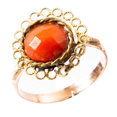 ANELLO in oro giallo 9 KT e cabochon di corallo sfaccettato