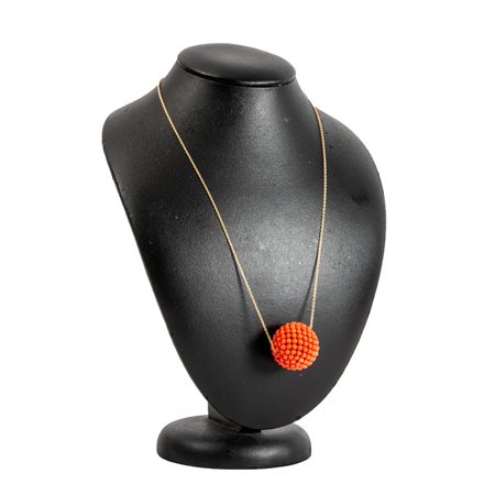 COLLANA in oro giallo 18 KT e sfera in corallo tessito