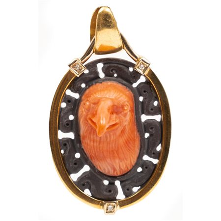 PENDENTE in corallo scolpito raffigurante "Aquila"