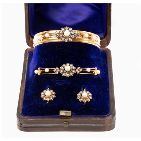PARURE Borbonica composta da bracciale, spilla e orecchini