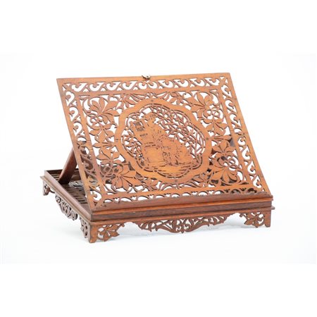 LEGGIO in legno riccamente traforato