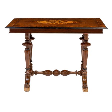 TAVOLINO in palissandro con tarsie e perfili in bosso.