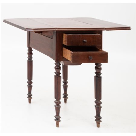 TAVOLINO con alette in mogano e piuma di mogano