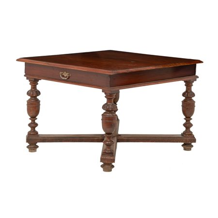 TAVOLO di forma quadrata