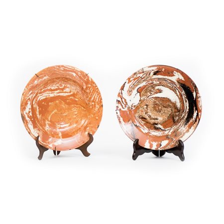 COPPIA PIATTI in ceramica smaltata e decorata