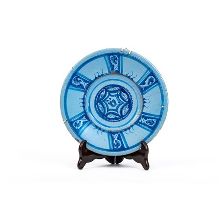 Piatto in ceramica smaltata e decorata nei toni del blu