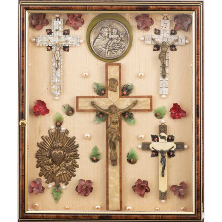 TECA contenente quattro crocifissi, croci e due ex-voto