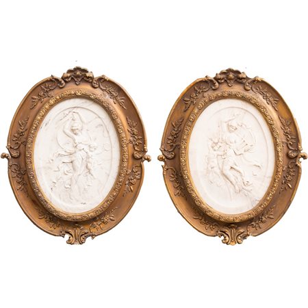 COPPIA BASSORILIEVI ovali in polvere di marmo entro cornice