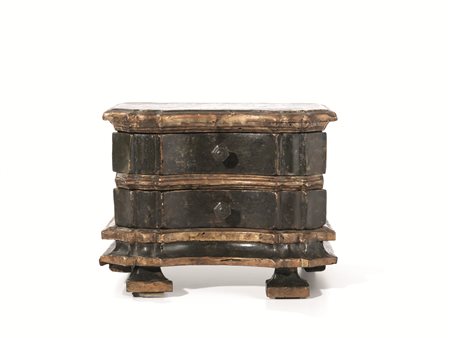 Piccolo scrigno portagioie, sec. XVIII, in forma di cassettone laccato e...