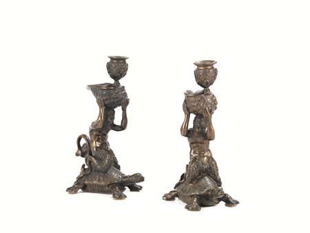 Coppia di candelieri, in bronzo raffiguranti satiro tritone su tartaruga e...