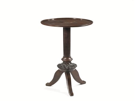 Due tavolini da appoggio, seconda metà sec. XIX, in noce, piano circolare,...