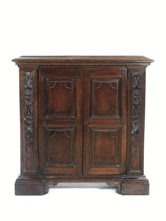 Credenza, in stile Seicento, in noce a patina chiara, piano rettangolare con...