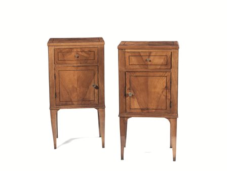 Coppia di comodini, Veneto, inizi secolo XIX, in ciliegio filettato, piano...