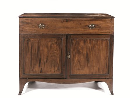 Credenza, Inghilterra, sec. XIX, in noce a patina bionda, piano rettangolare,...